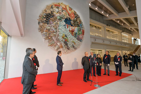 Artist Otomo (center) calling on staff of CREARE Atami-Yugawara Studio, the team who supported the creation of the piece, to come and view it in its new location