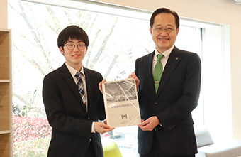 Student Survey rep Hiroki Yoshida (left) submitting proposal to Masu