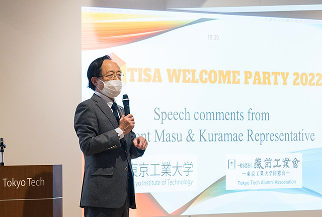President Masu (left) and alumni associations Tsujino giving welcome speeches