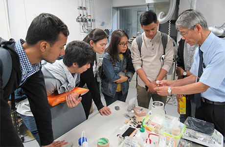 Visiting lab of Professor Katsunori Hanamura (right)
