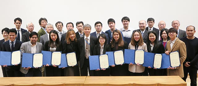 Participants, holding certificates of completion, with Tokyo Tech faculty and staff members and TAIST supporters