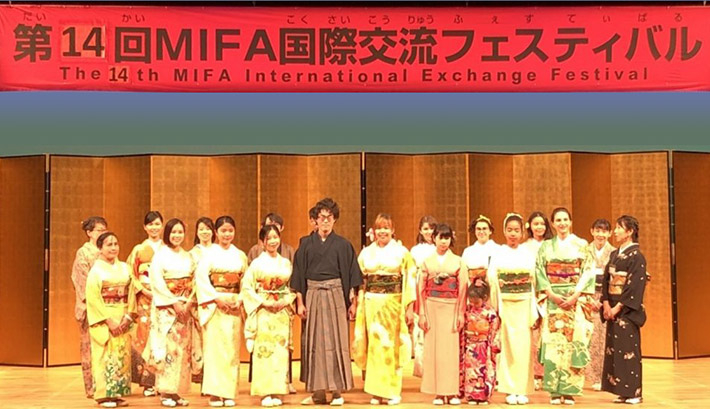 国際交流フェスティバルの舞台で着物姿のエレナさん（前列右から2人目）（2019年）