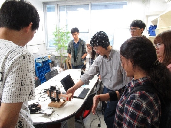 Visit to lab of Institute of Innovative Research Professor Yasuharu Koike (center)