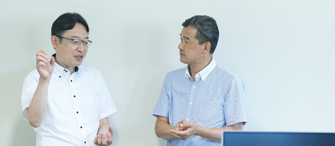 岡崎教授（左）と松井さん